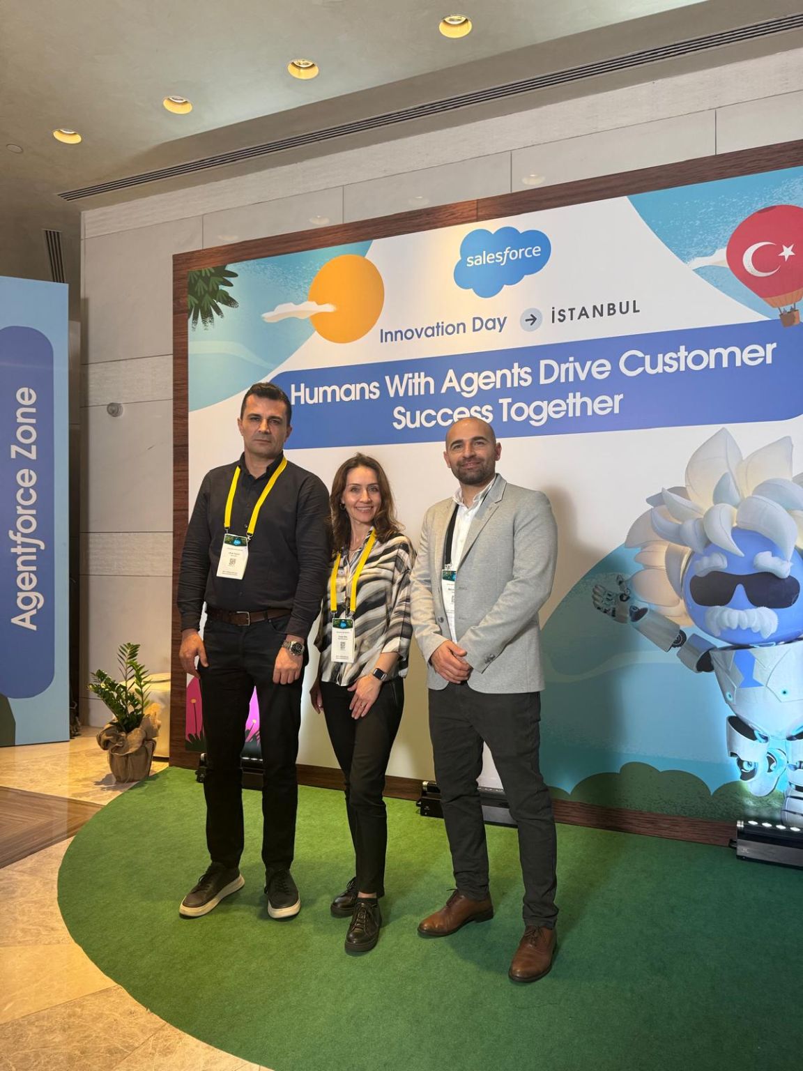 Bilgi Teknolojileri Direktörü ve Proje Yöneticisi İstanbul'da Salesforce Innovation Day Etkinliğine Katıldı